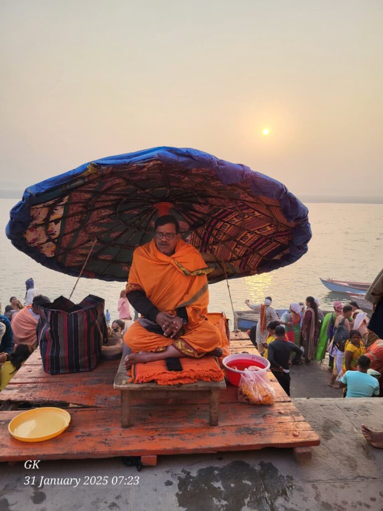 Pandit Ji performing anthyesti rituals at Harischandra Ghat Varanasi(Kaashi)