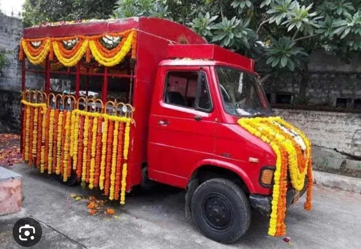Funeral transport vehicle used for Bansilalpet cremation arrangements in Secunderabad