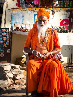 people-622437_1280 Hindu Priest/pandit / dasappa / poojari for funeral services